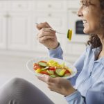 donna mangia verdure
