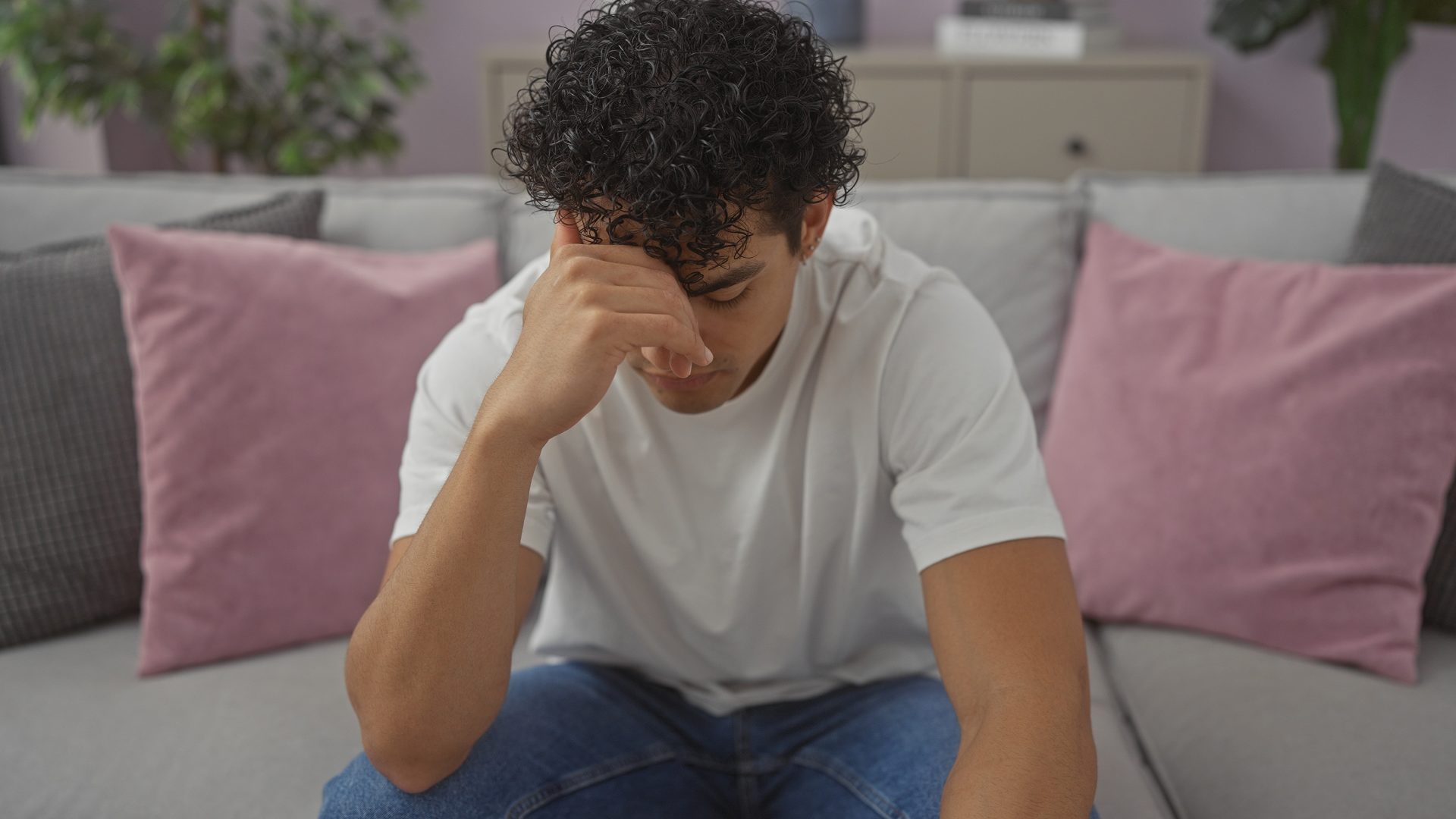 giovane uomo ansioso