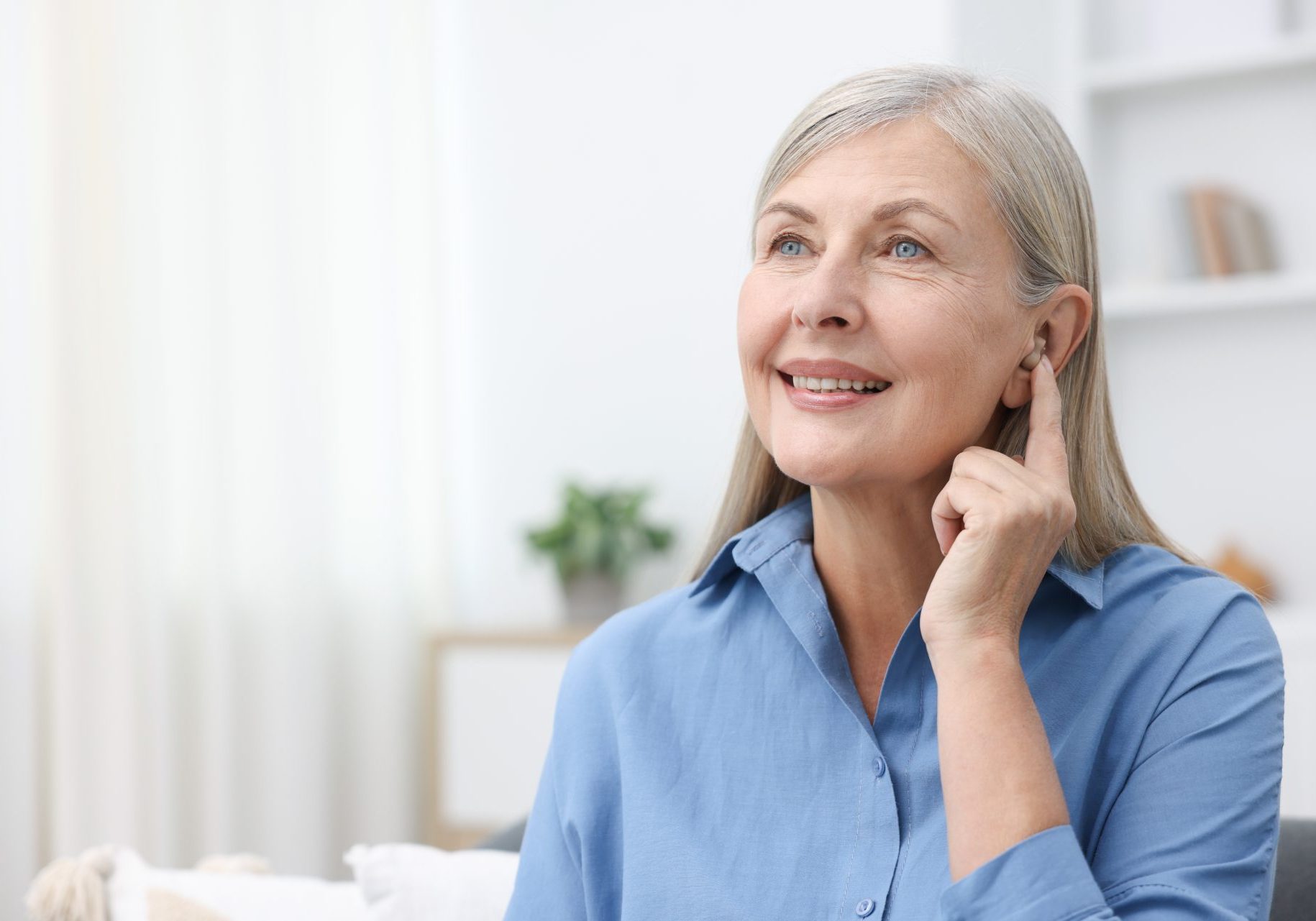 donna anziana con apparecchio acustico