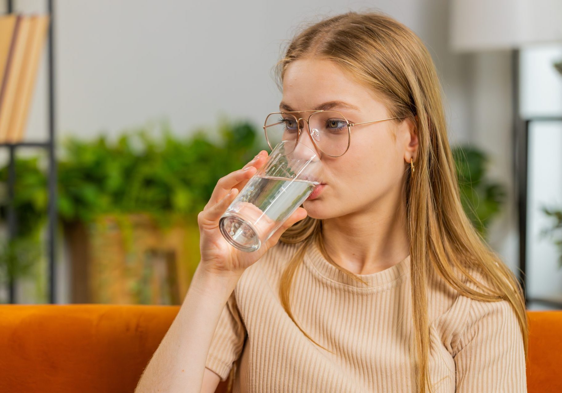 diabete-sintomi-iniziali_cover ragazza beve bicchiere d'acqua