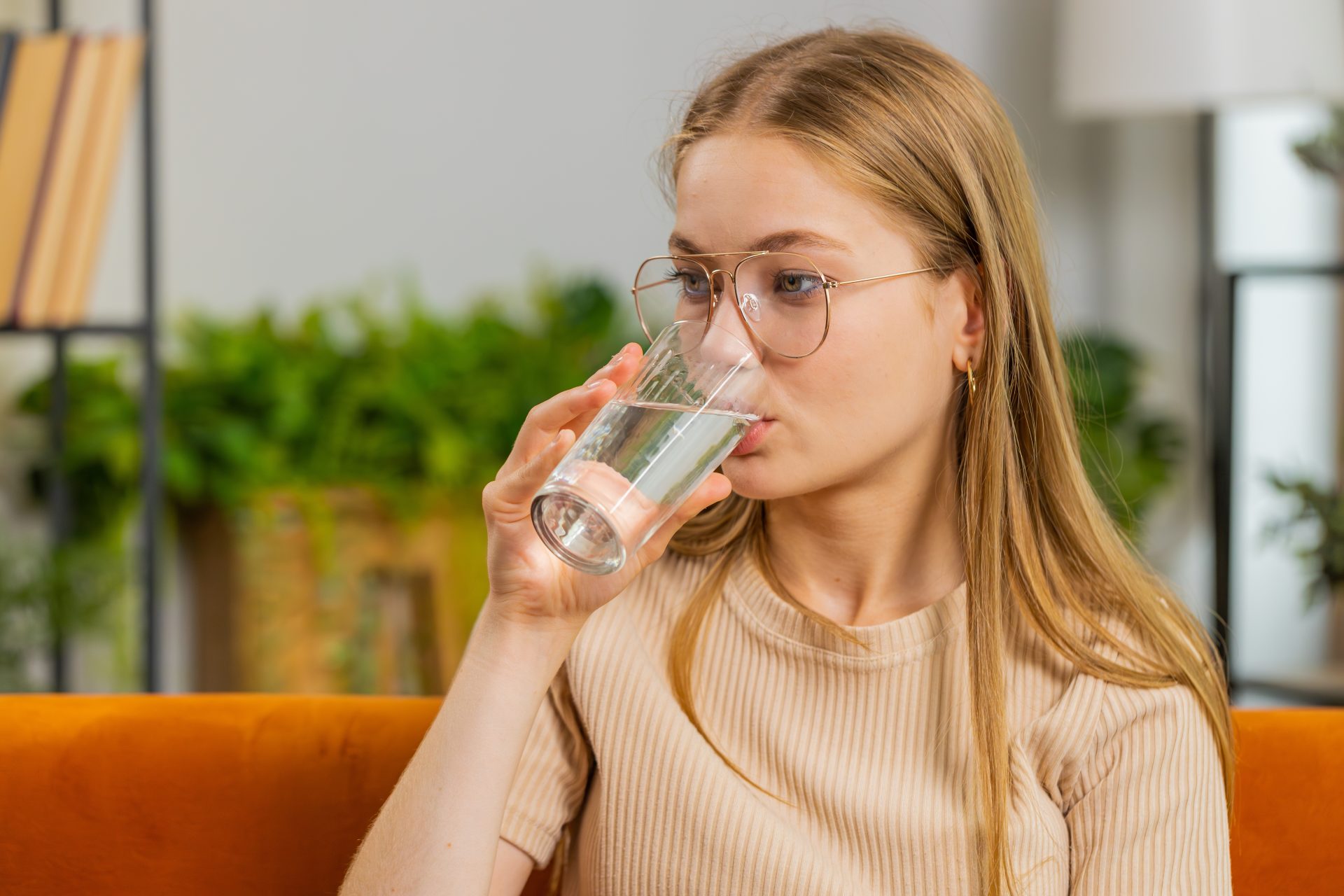 ragazza beve bicchiere d'acqua