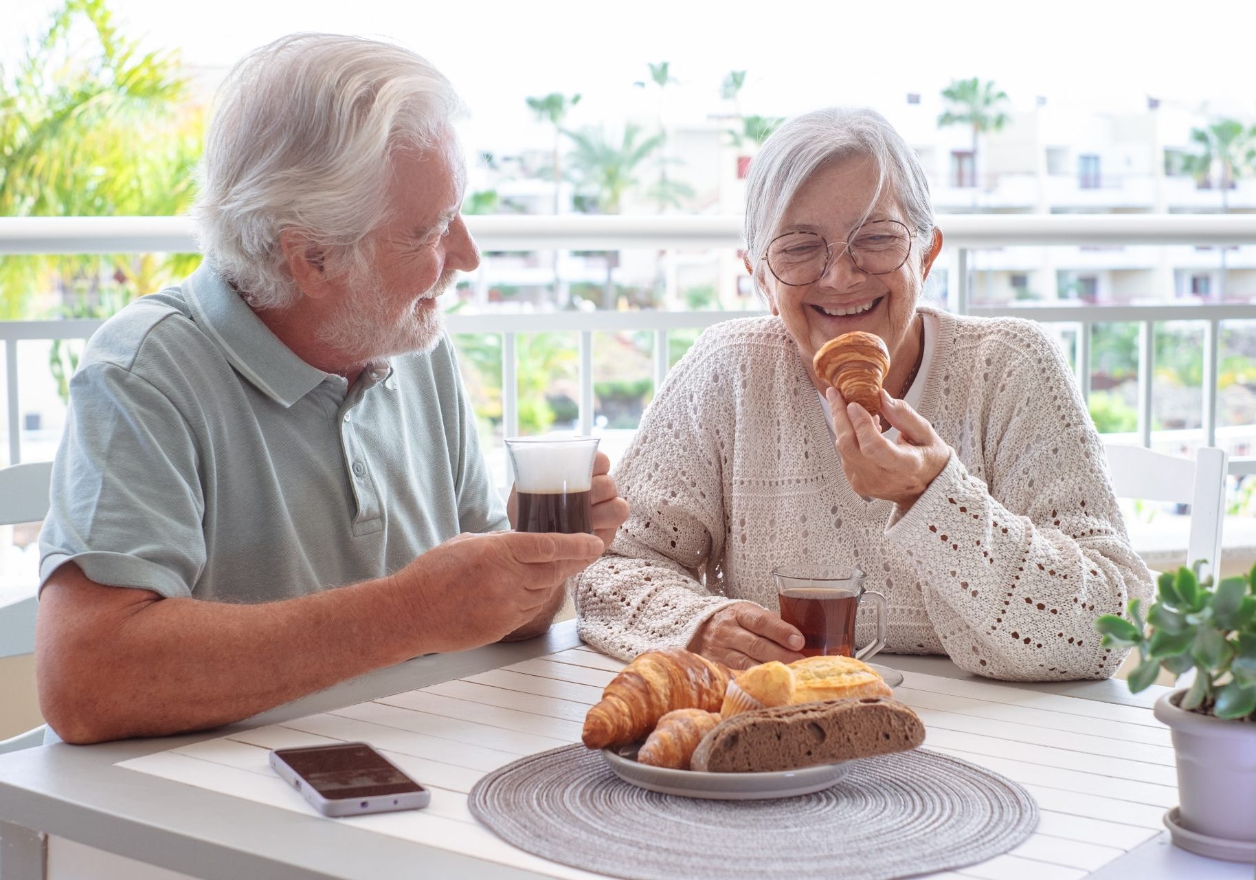 coppia di anziani fa colazione all'aperto