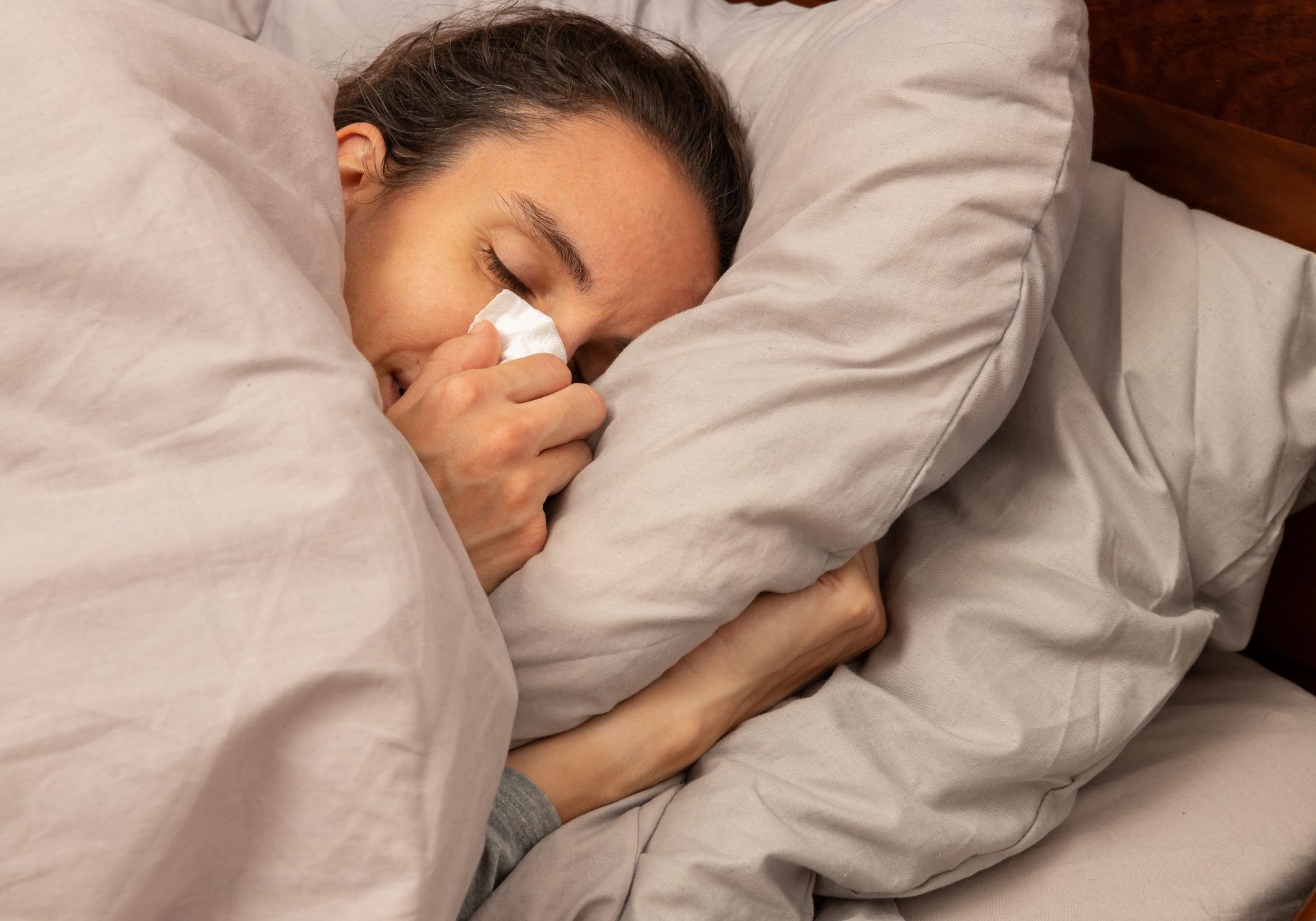 febbre-alta-adulti_cover donna a letto con febbre alta