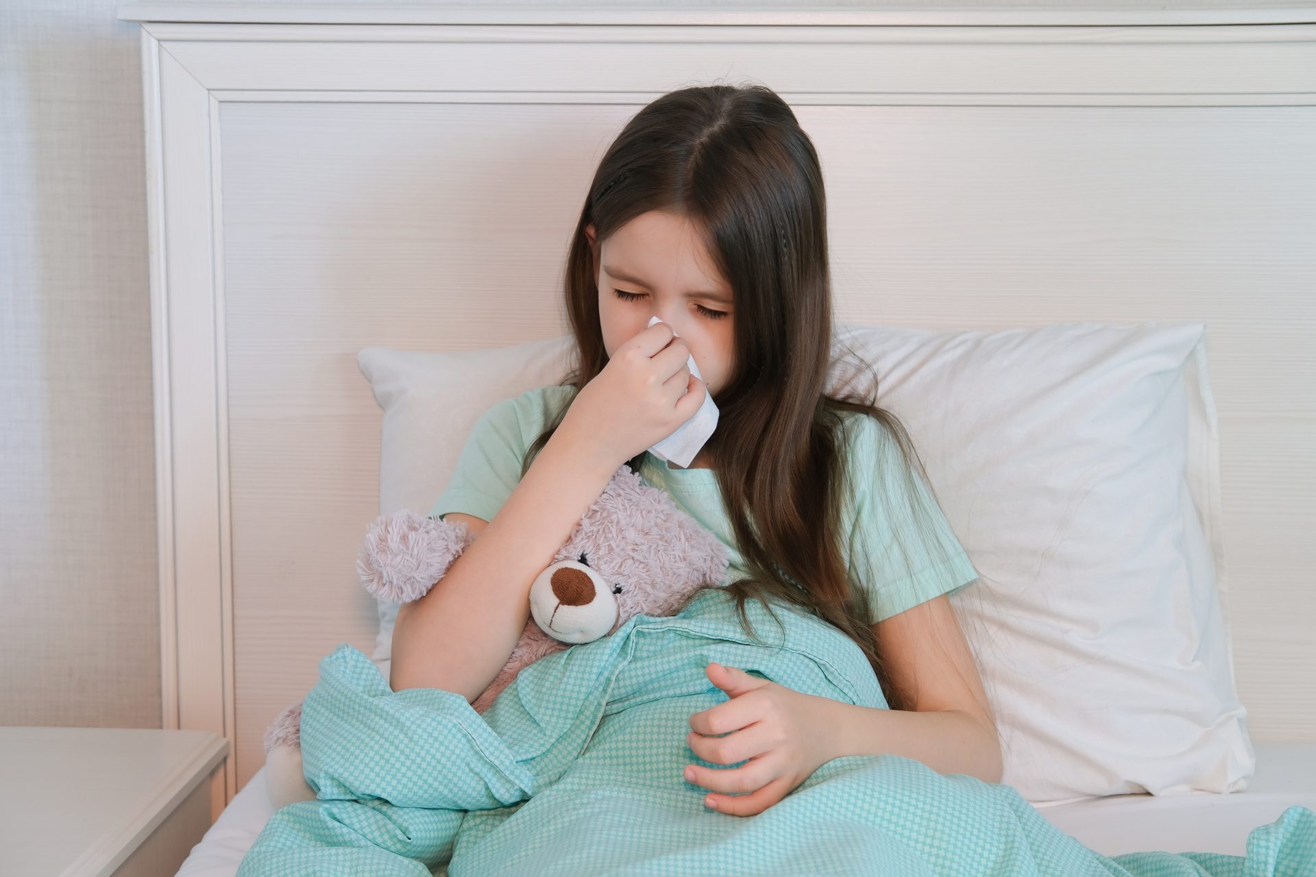 bambina con influenza a letto