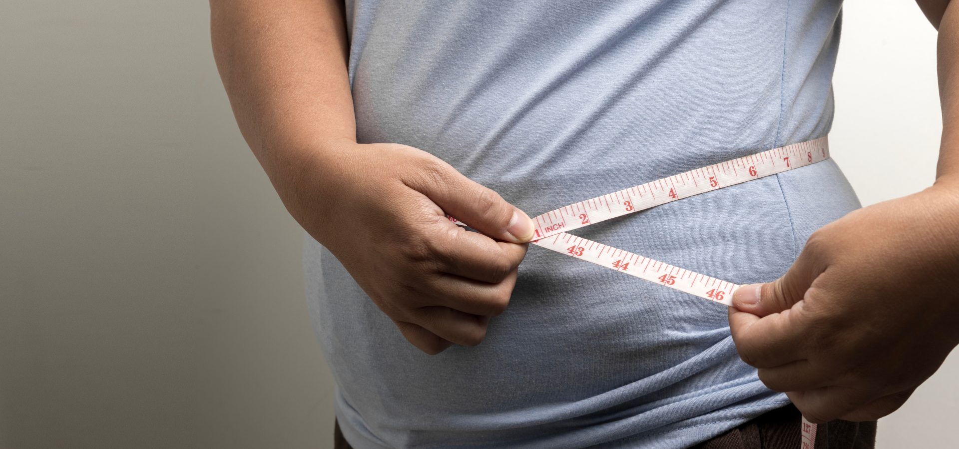 uomo obeso misura la circonferenza vita