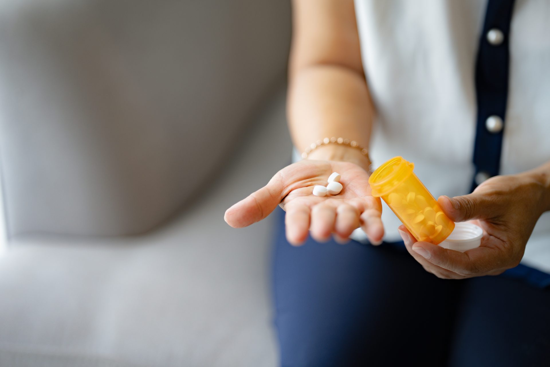 donna prende antibiotici