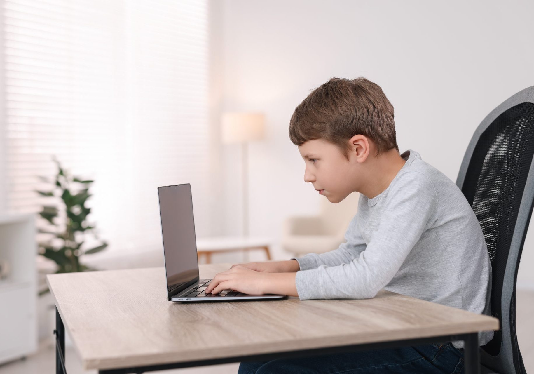 bambino con postura scorretta al computer