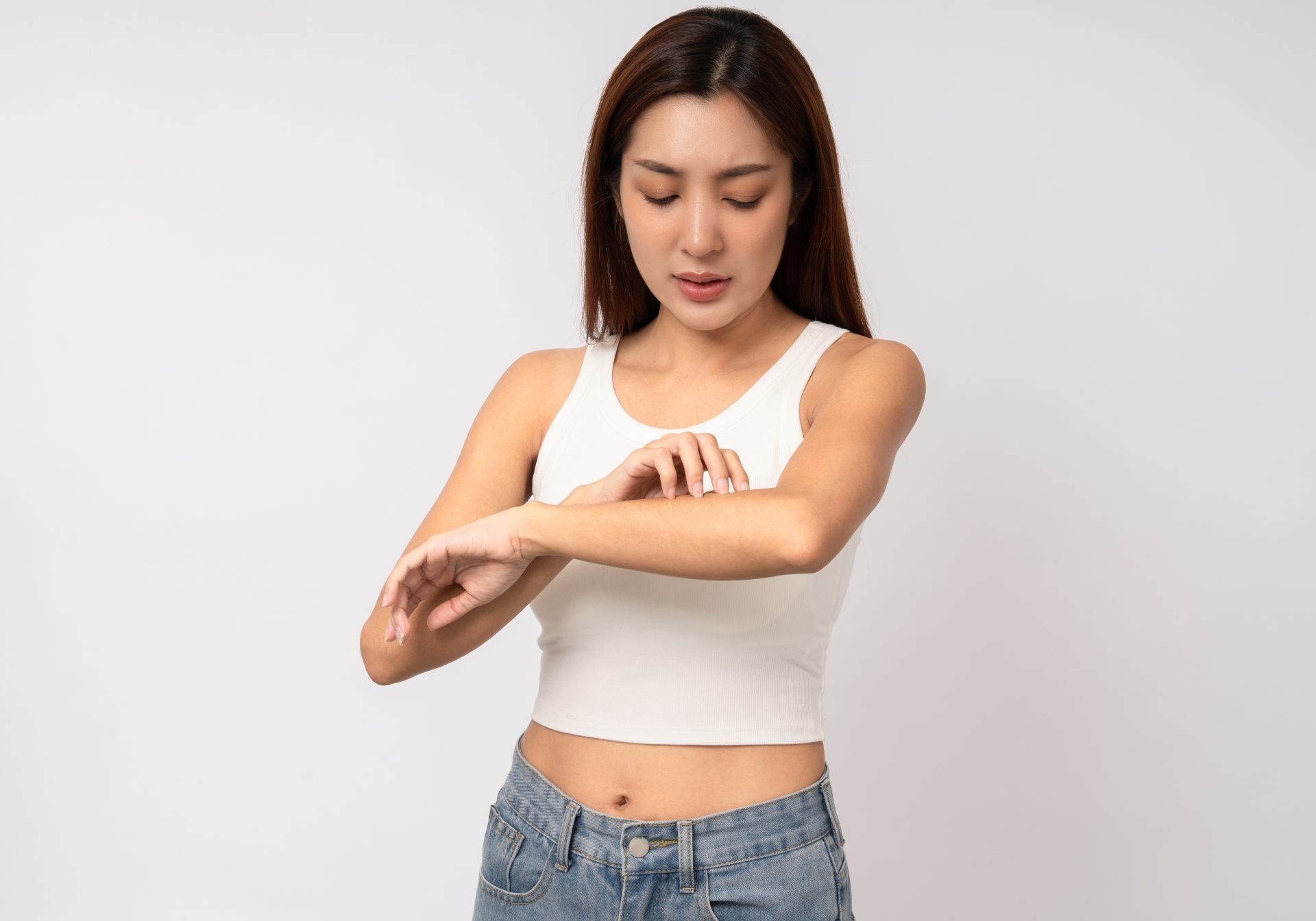 prurito-persistente_cover ragazza con prurito al braccio