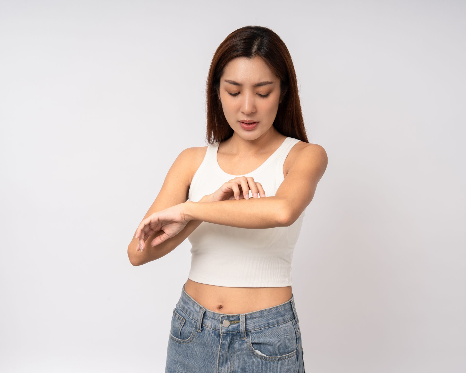 ragazza con prurito al braccio