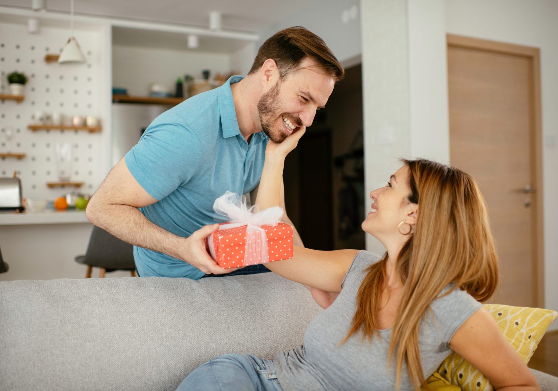 psicologia-del-dono_cover uomo dà pacco regalo alla compagna