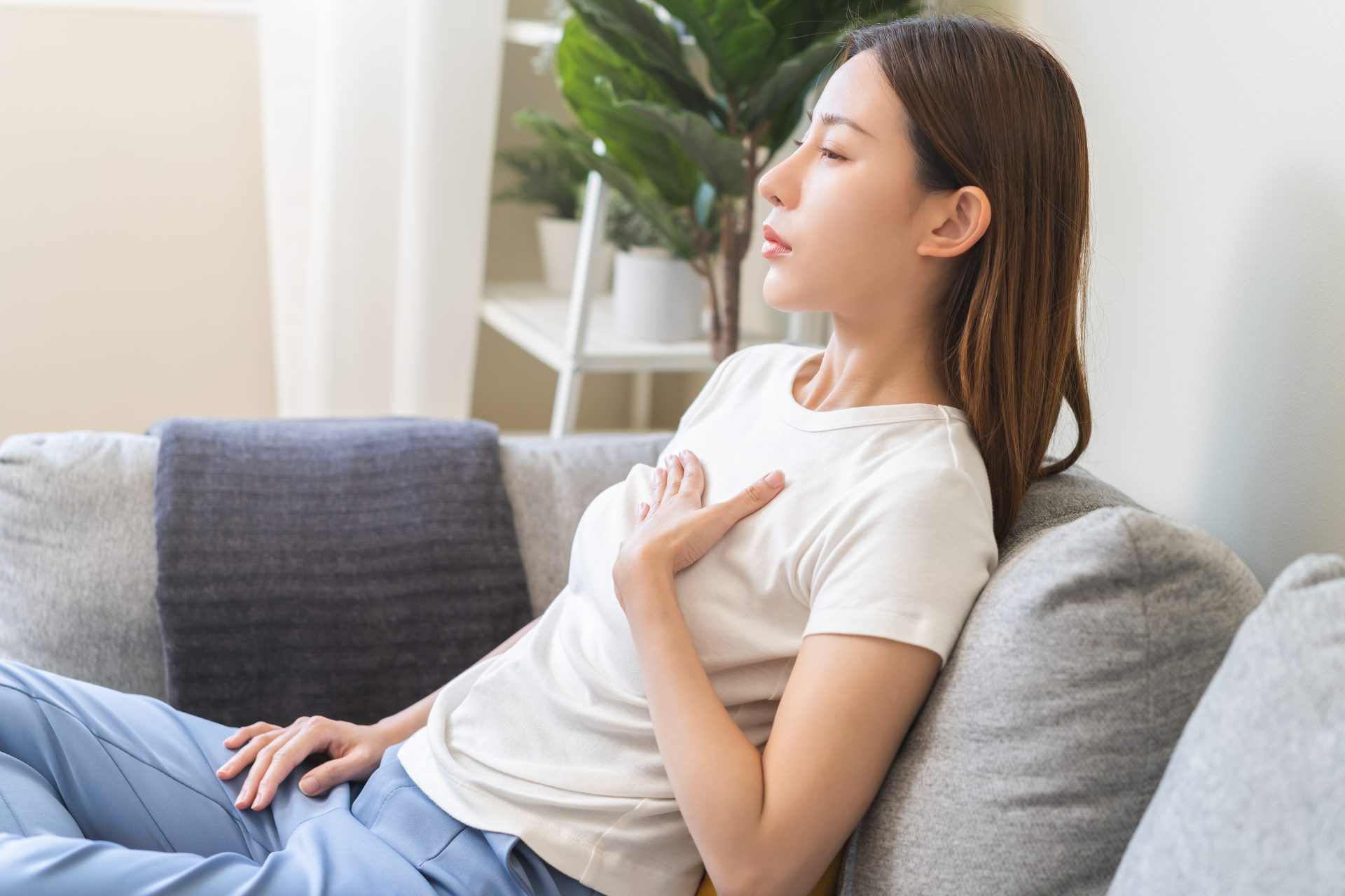 giovane donna con reflusso gastroesofageo