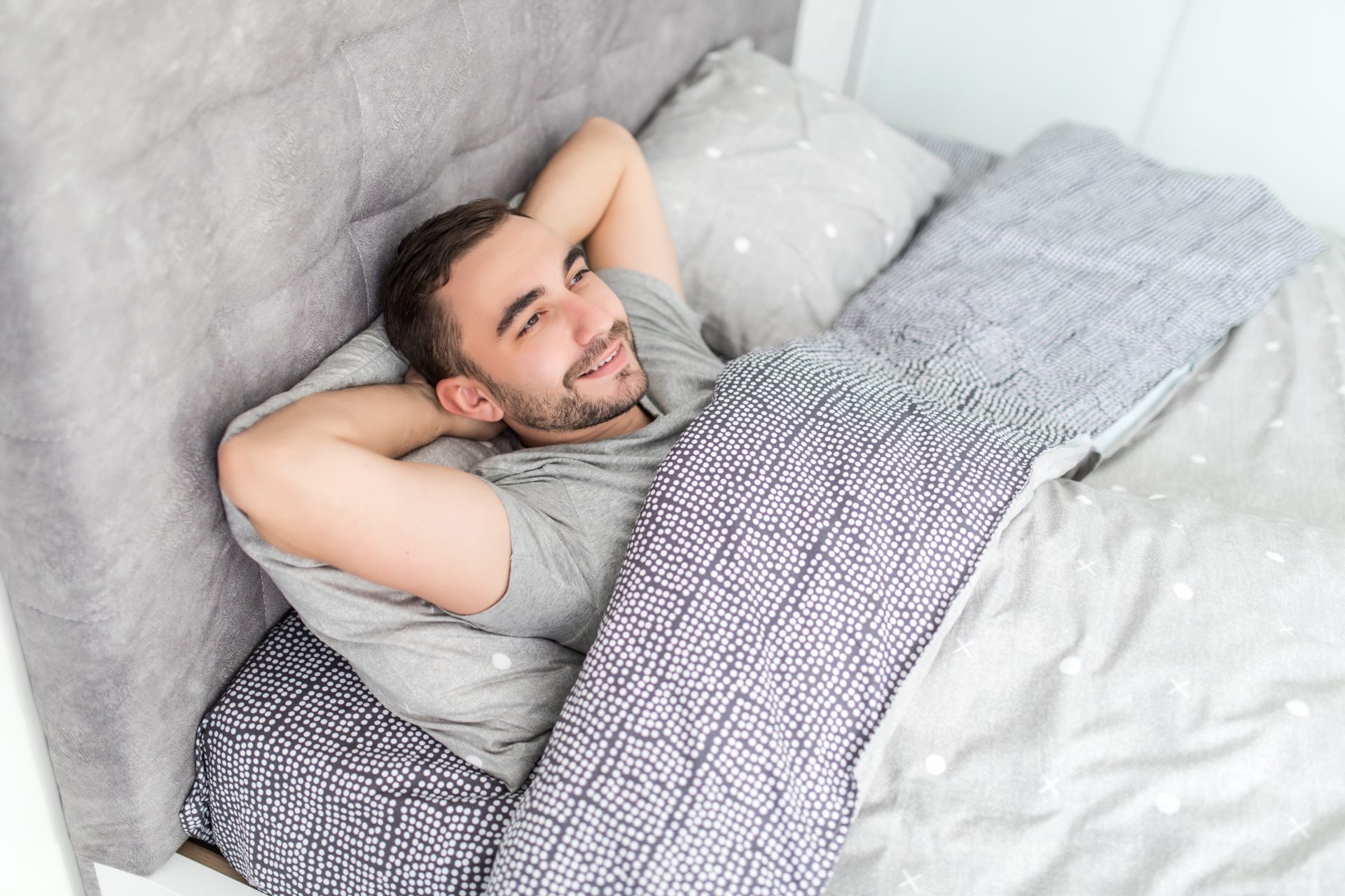 uomo sdraiato a letto