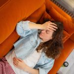 donna stanca distesa sul divano