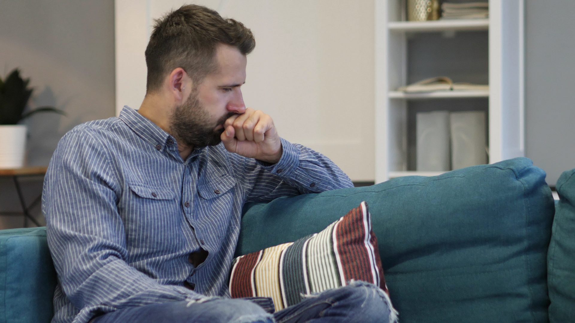 uomo tossisce sul divano