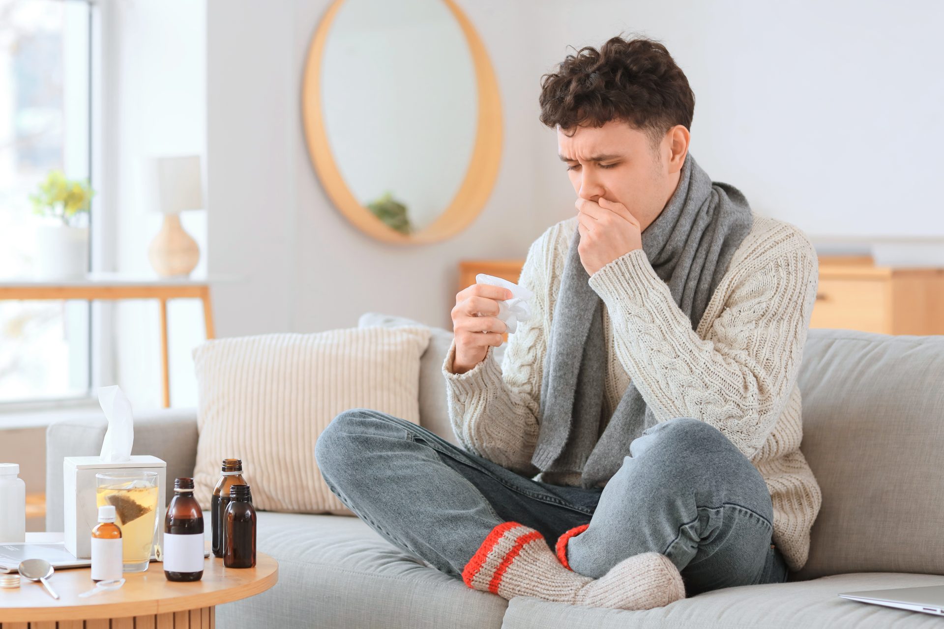 ragazzo sul divano malato con tosse