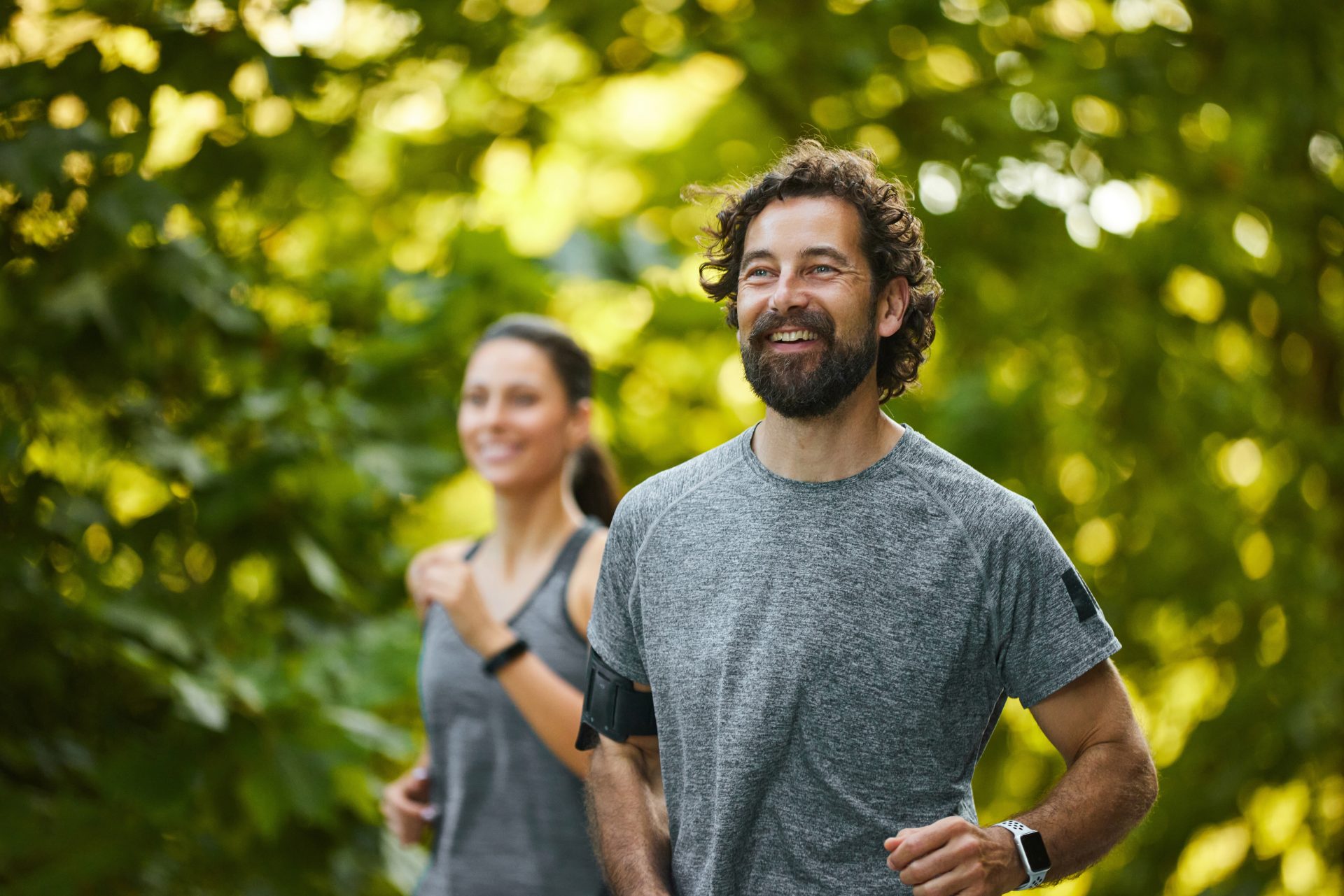 uomo e donna che corrono all'aperto