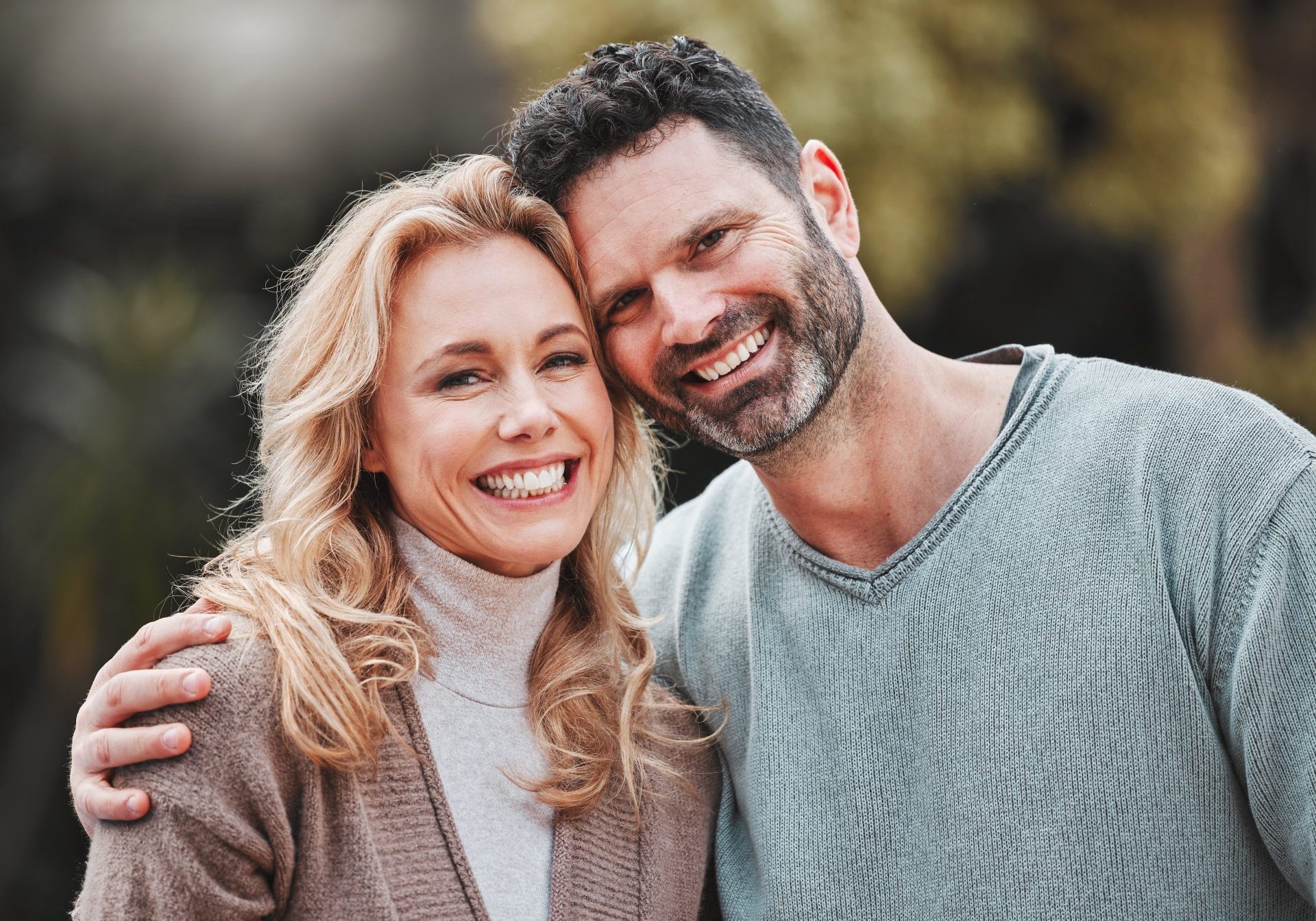 uomo e donna sorridenti