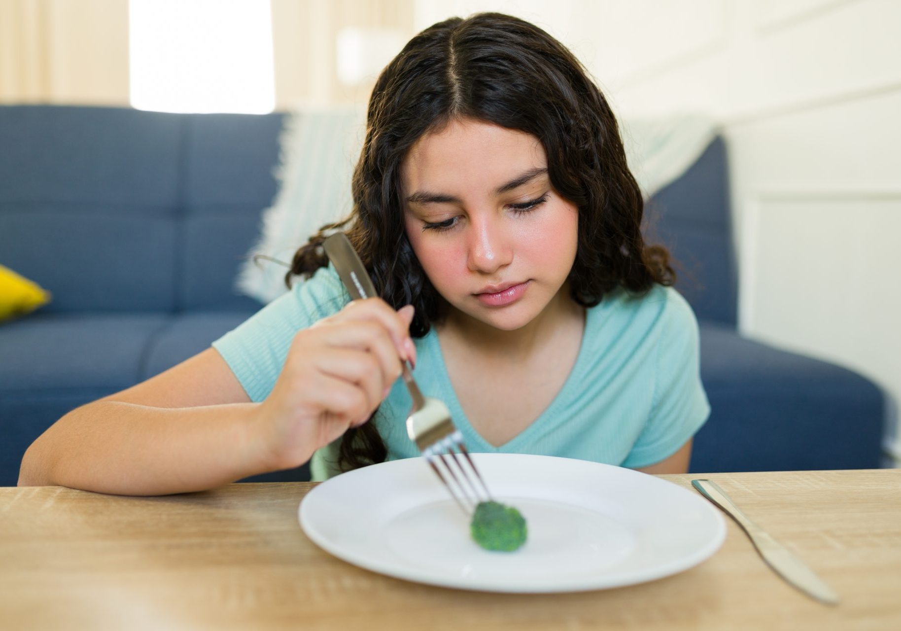giovane ragazza con disturbi alimentari