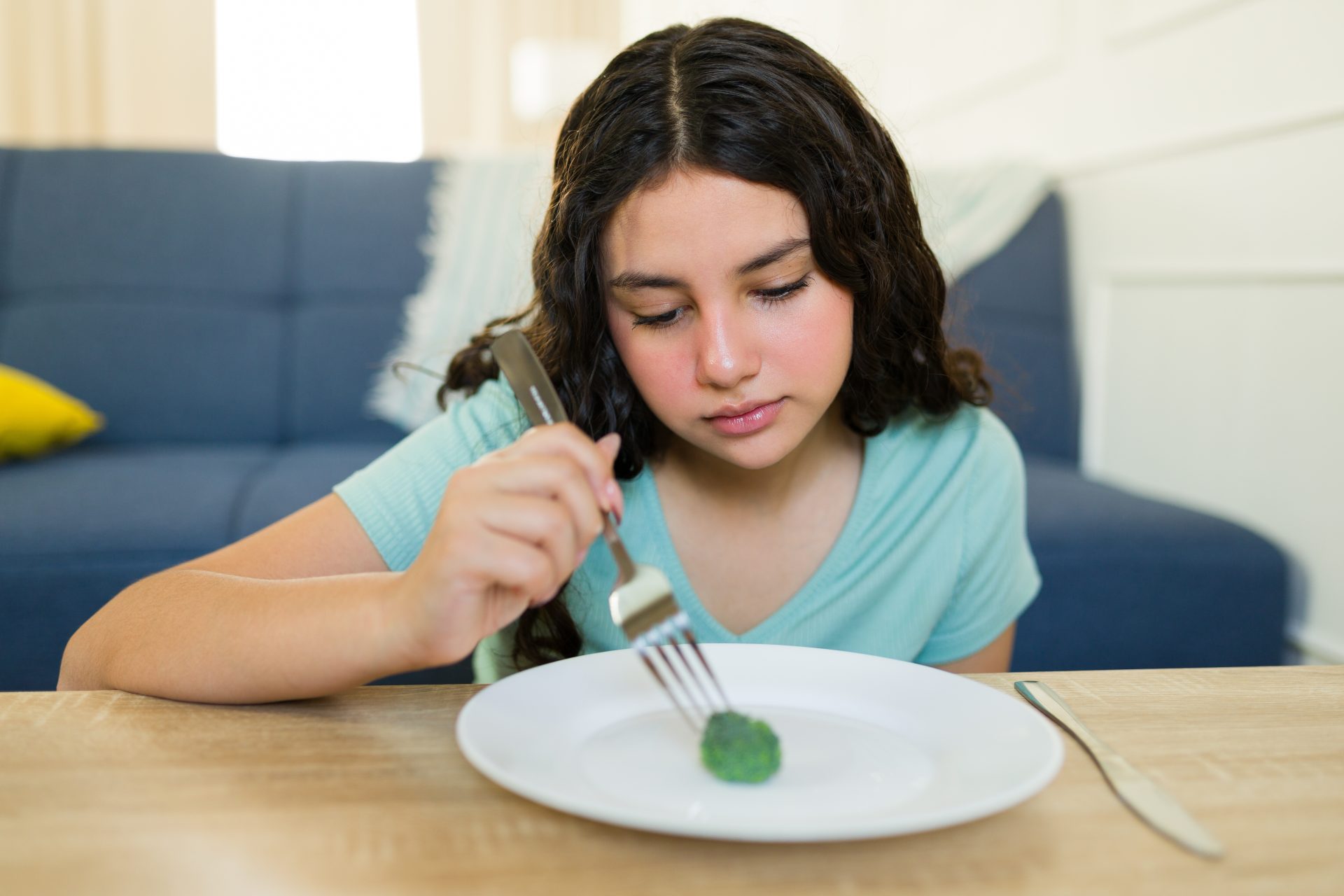 giovane ragazza con disturbi alimentari
