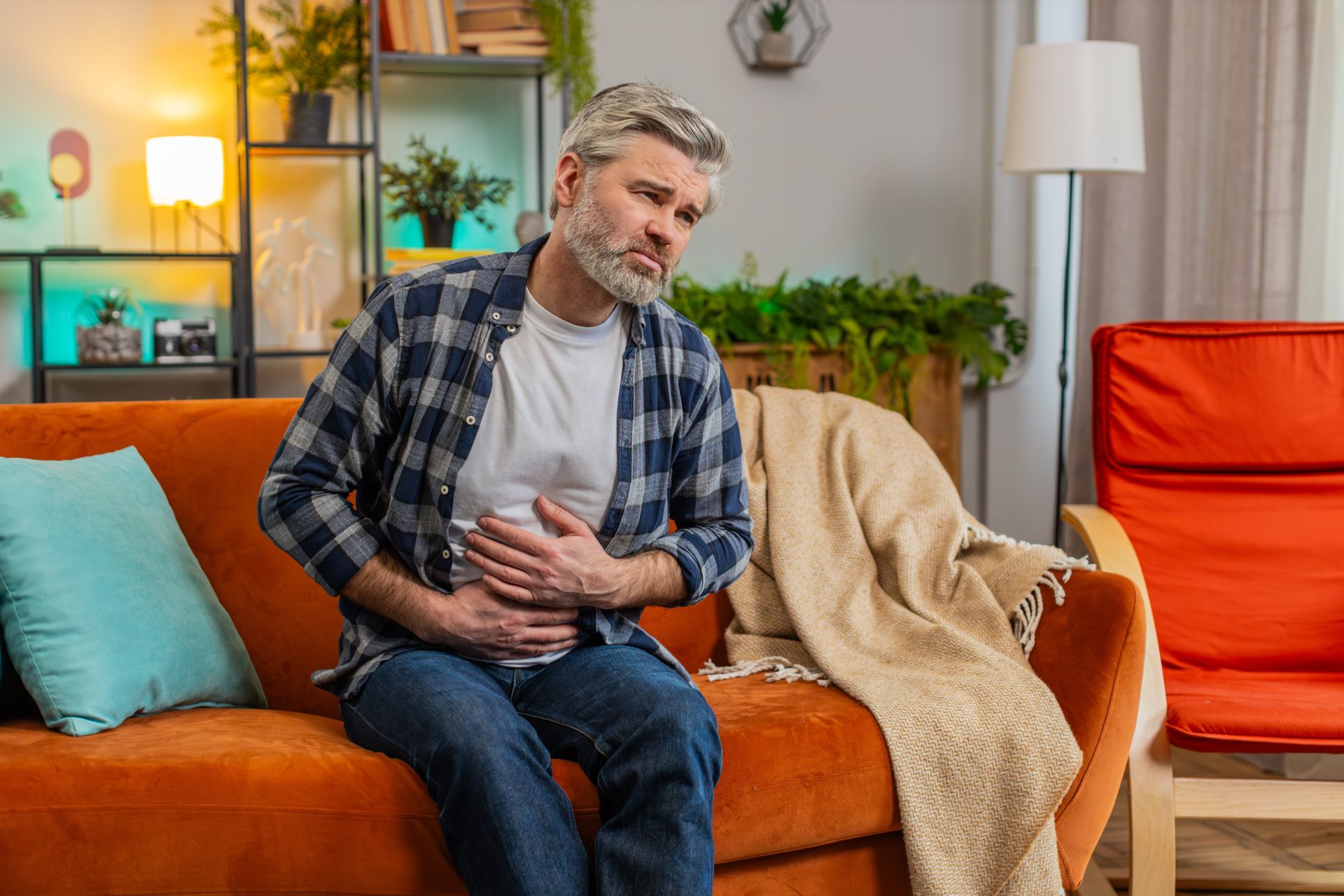 uomo con mal di stomaco da gastrite