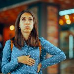 giovane donna con mal di stomaco
