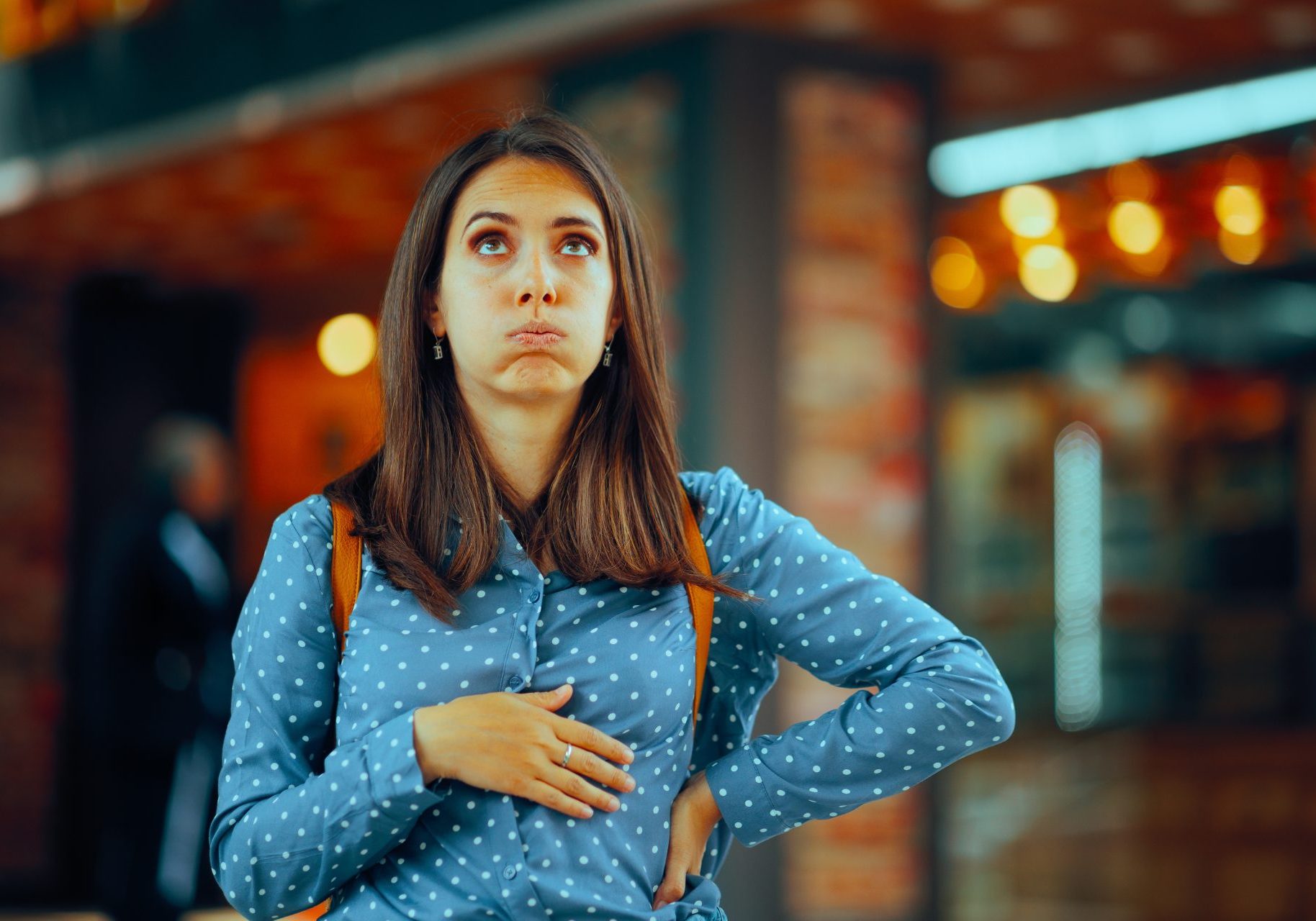 giovane donna con mal di stomaco