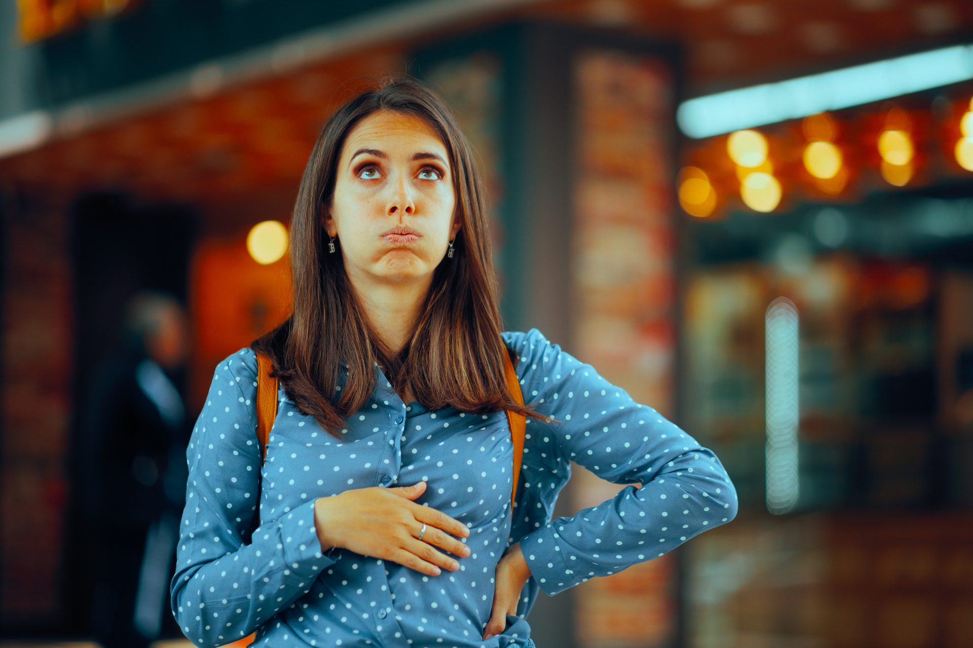 giovane donna con mal di stomaco