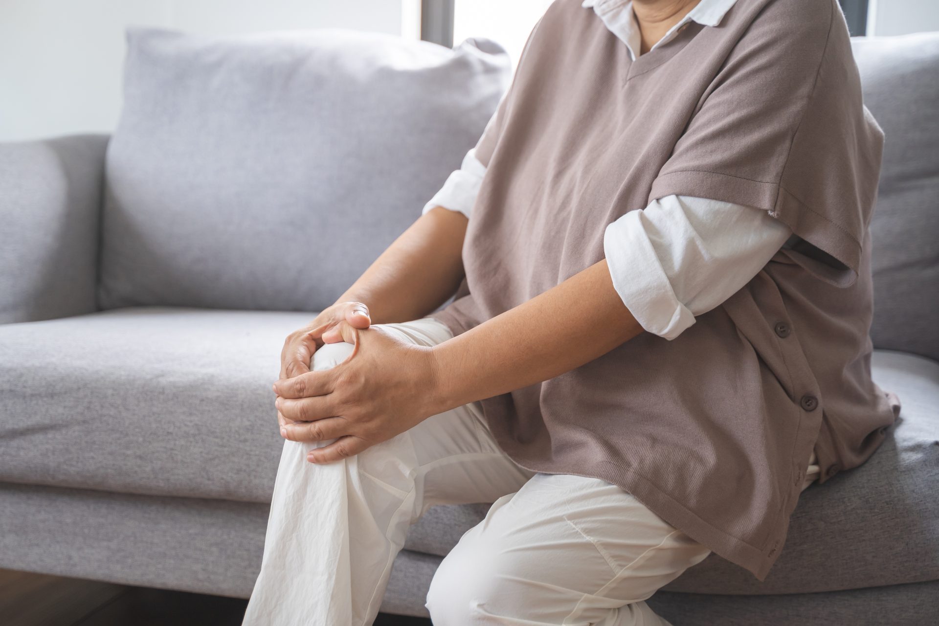donna con dolore al ginocchio