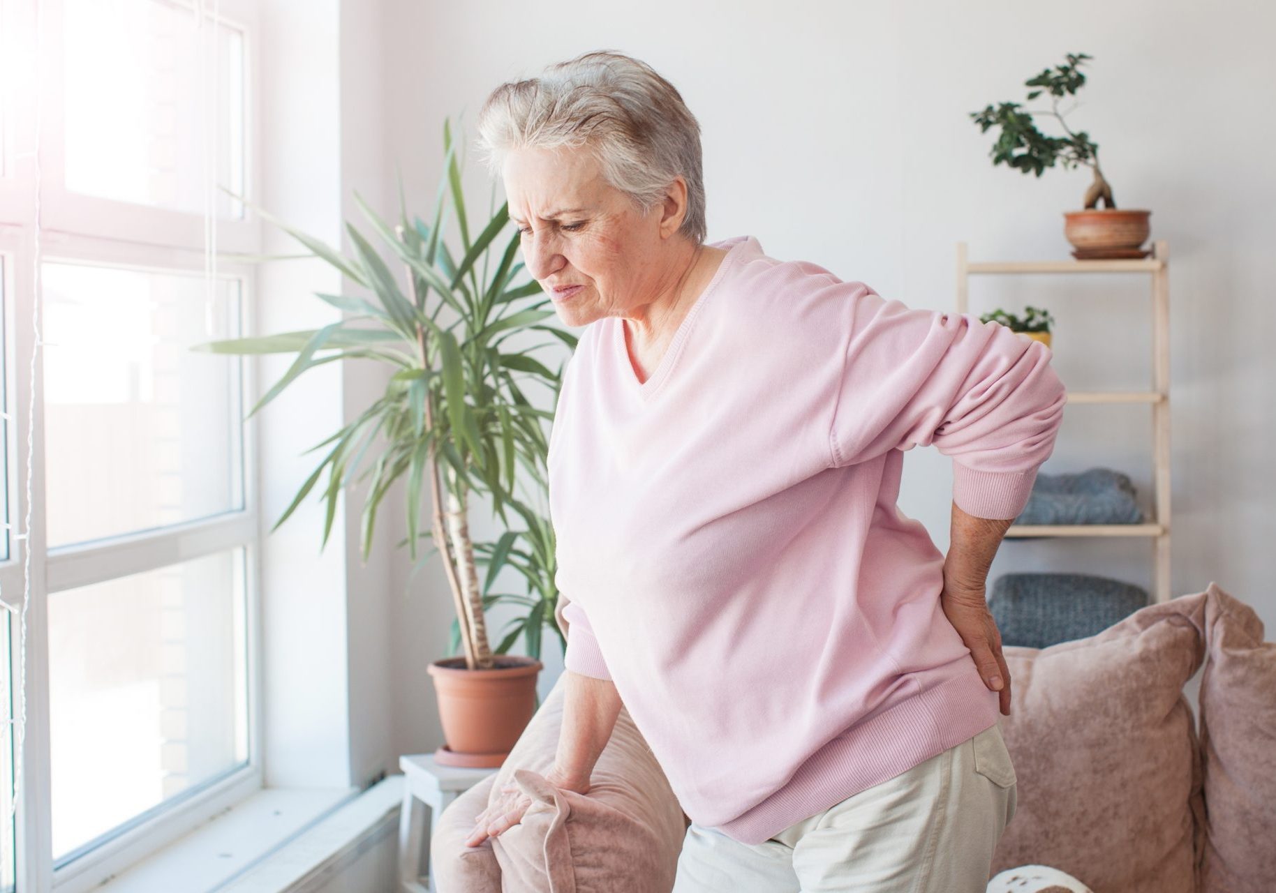 donna anziana con mal di schiena