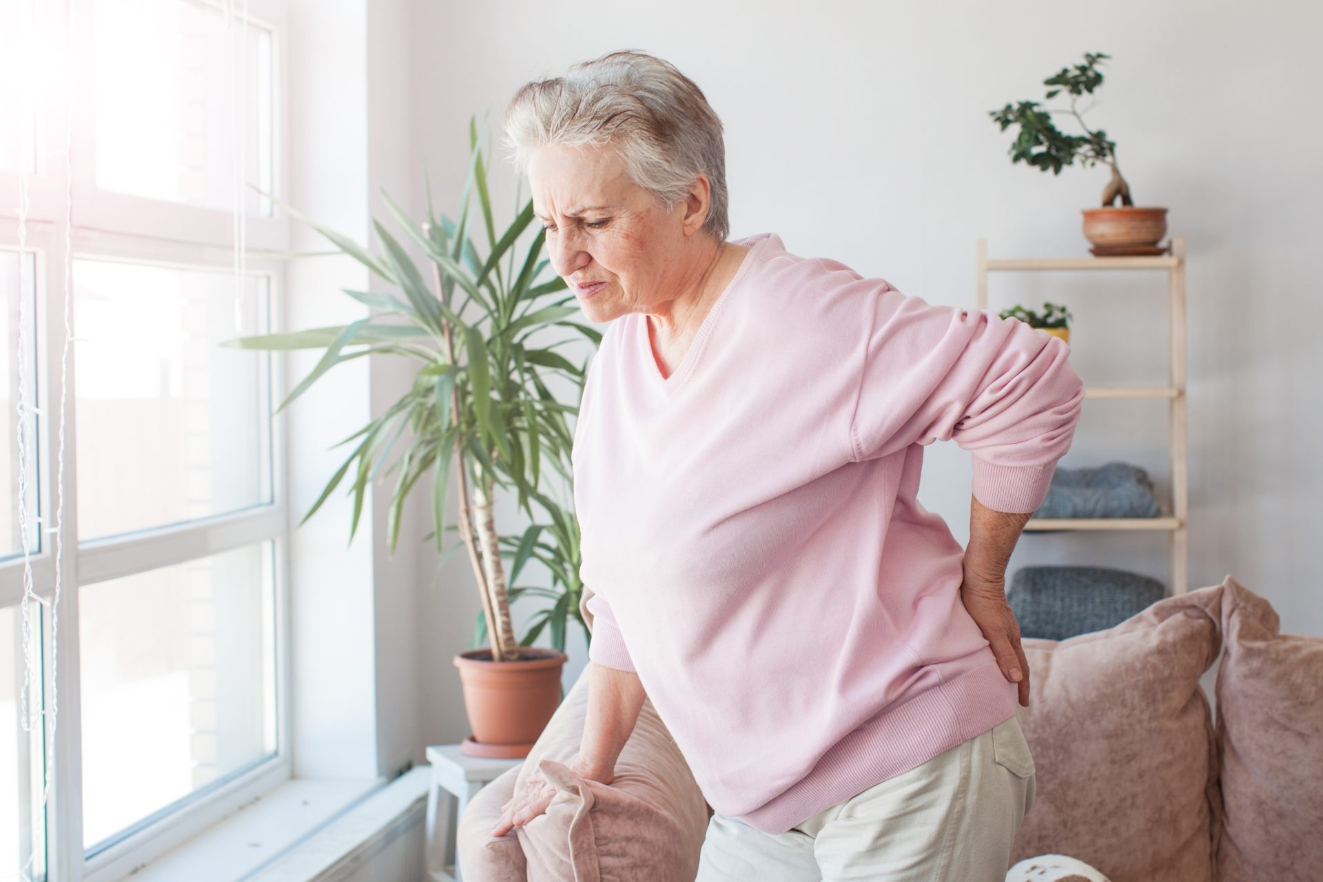 donna anziana con mal di schiena