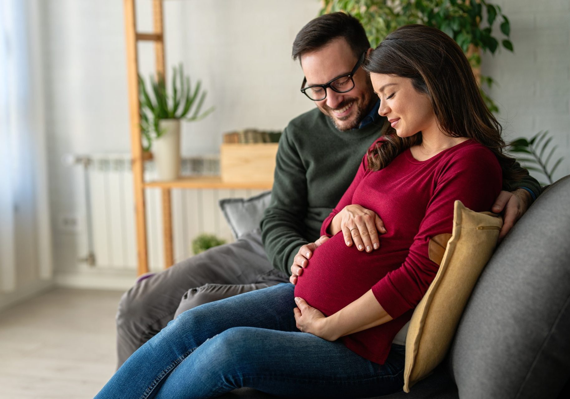 coppia di uomo e donna incinta