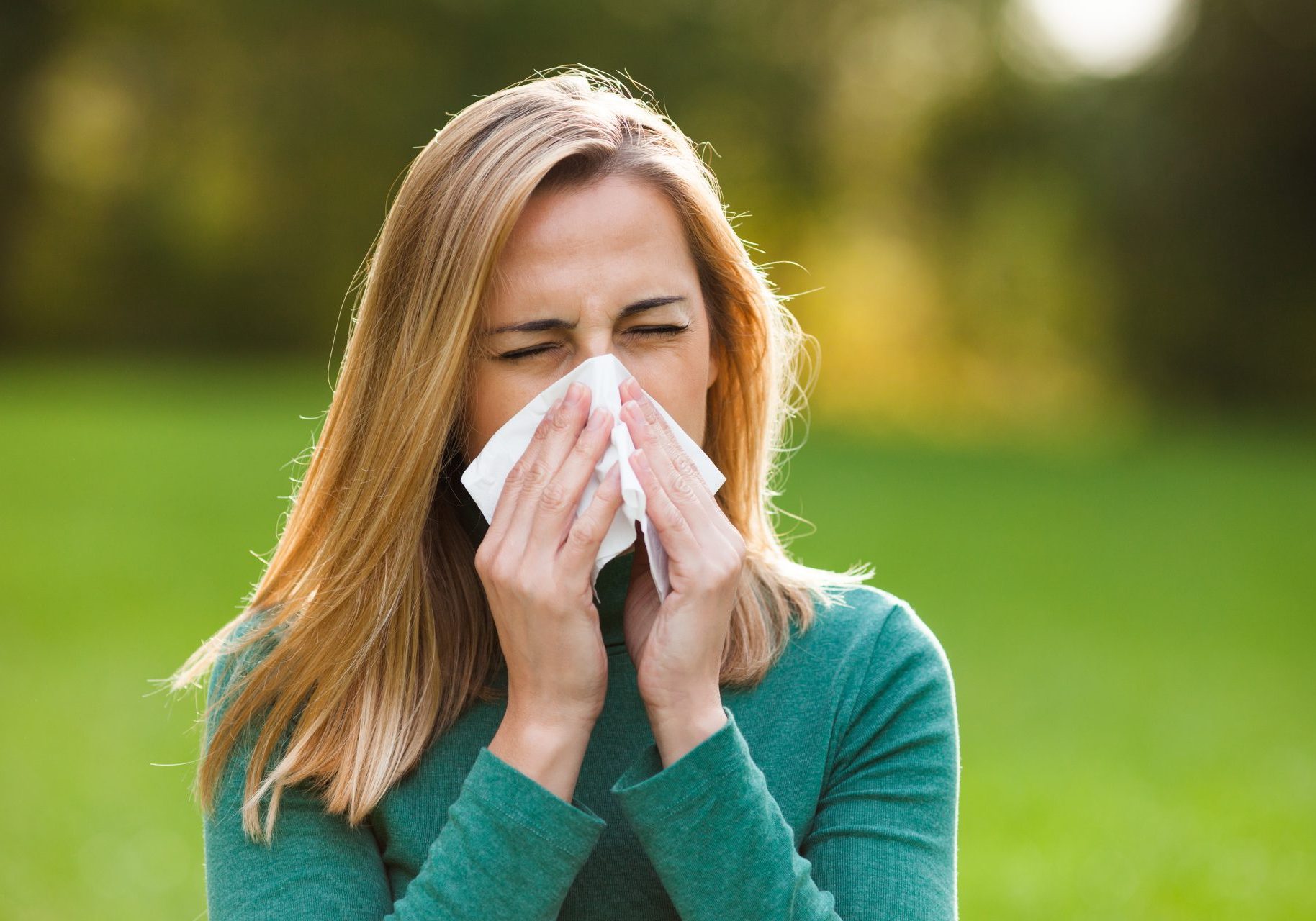 giovane donna con allergia