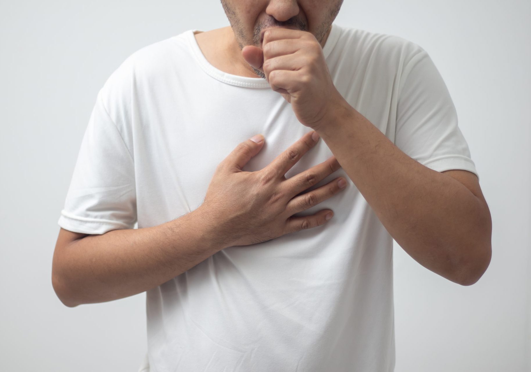 tubercolosi_cover uomo tossisce con mano sul petto