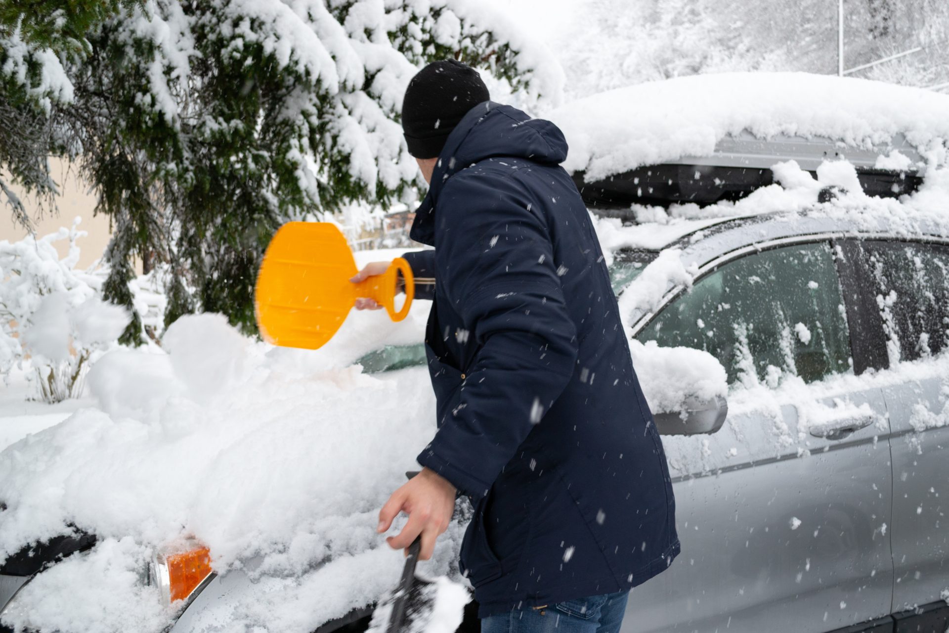 uomo libera automobile dalla neve