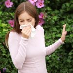 donna con allergia primaverile