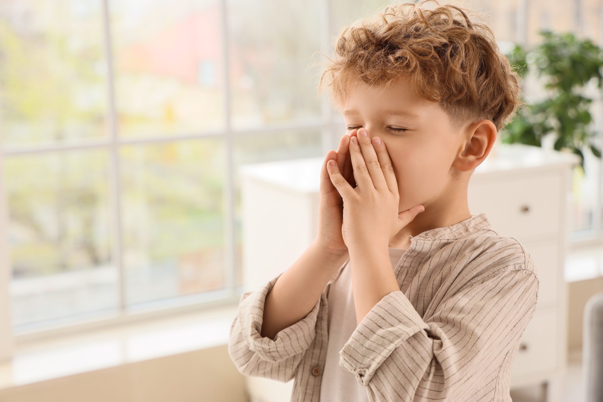 bambino starnutisce per allergia