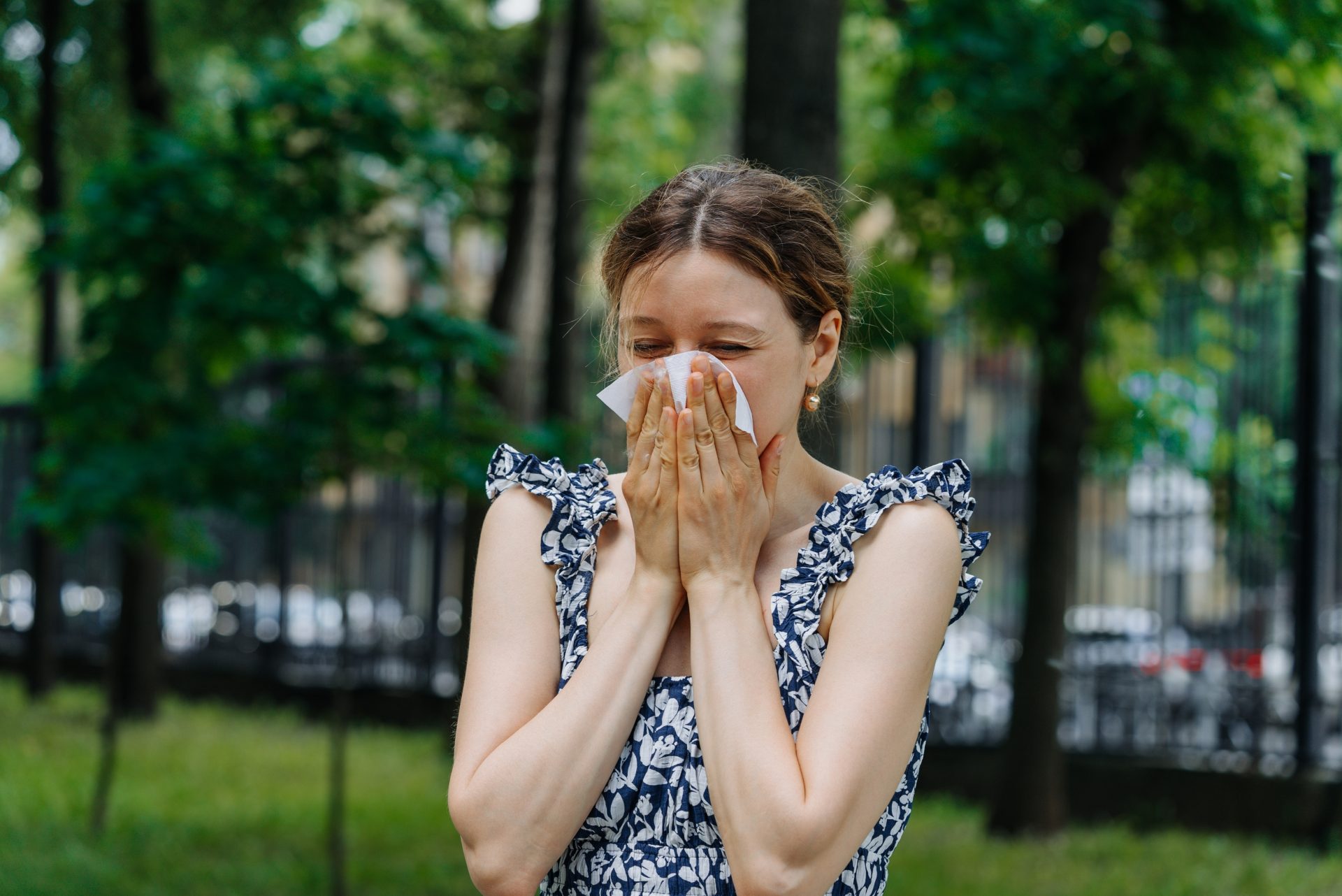 donna starnutisce per allergia alle graminacee