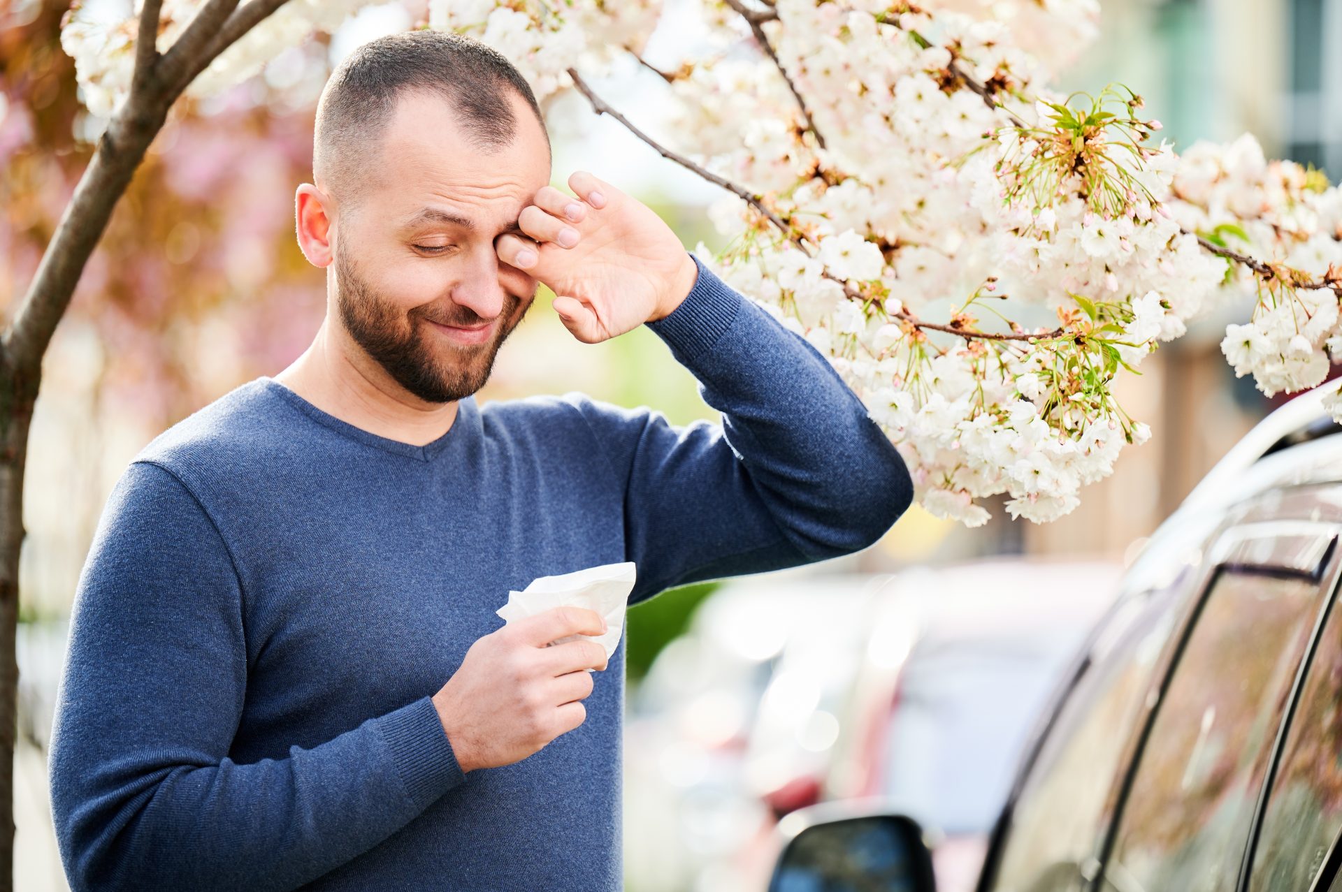 giovane uomo con allergia agli occhi