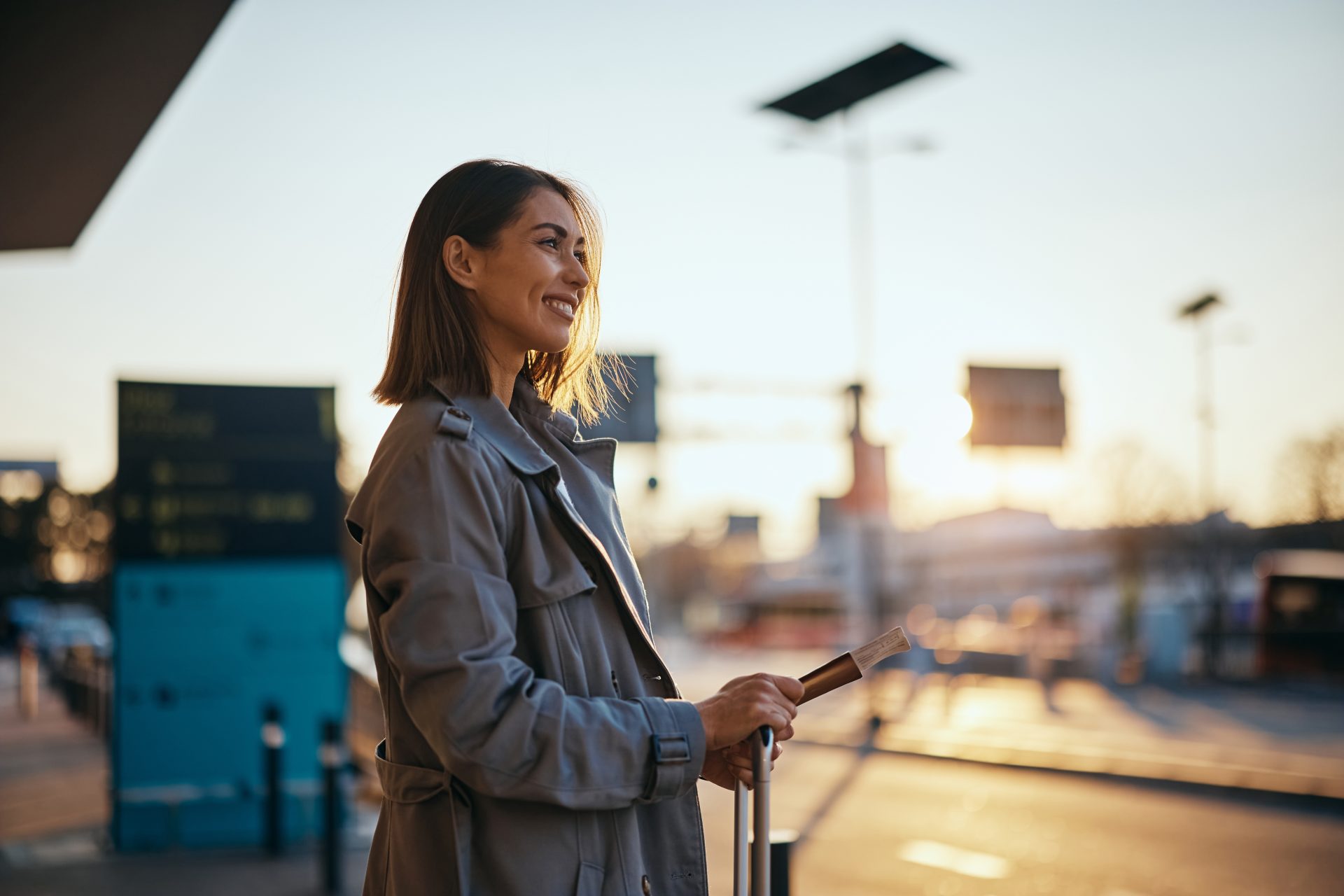 donna sorridente in aeroporto