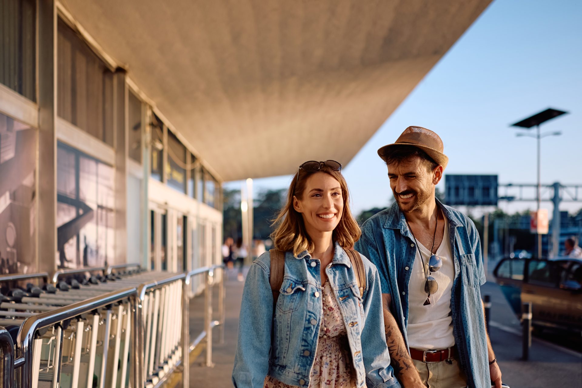 coppia di uomo e donna in aeroporto