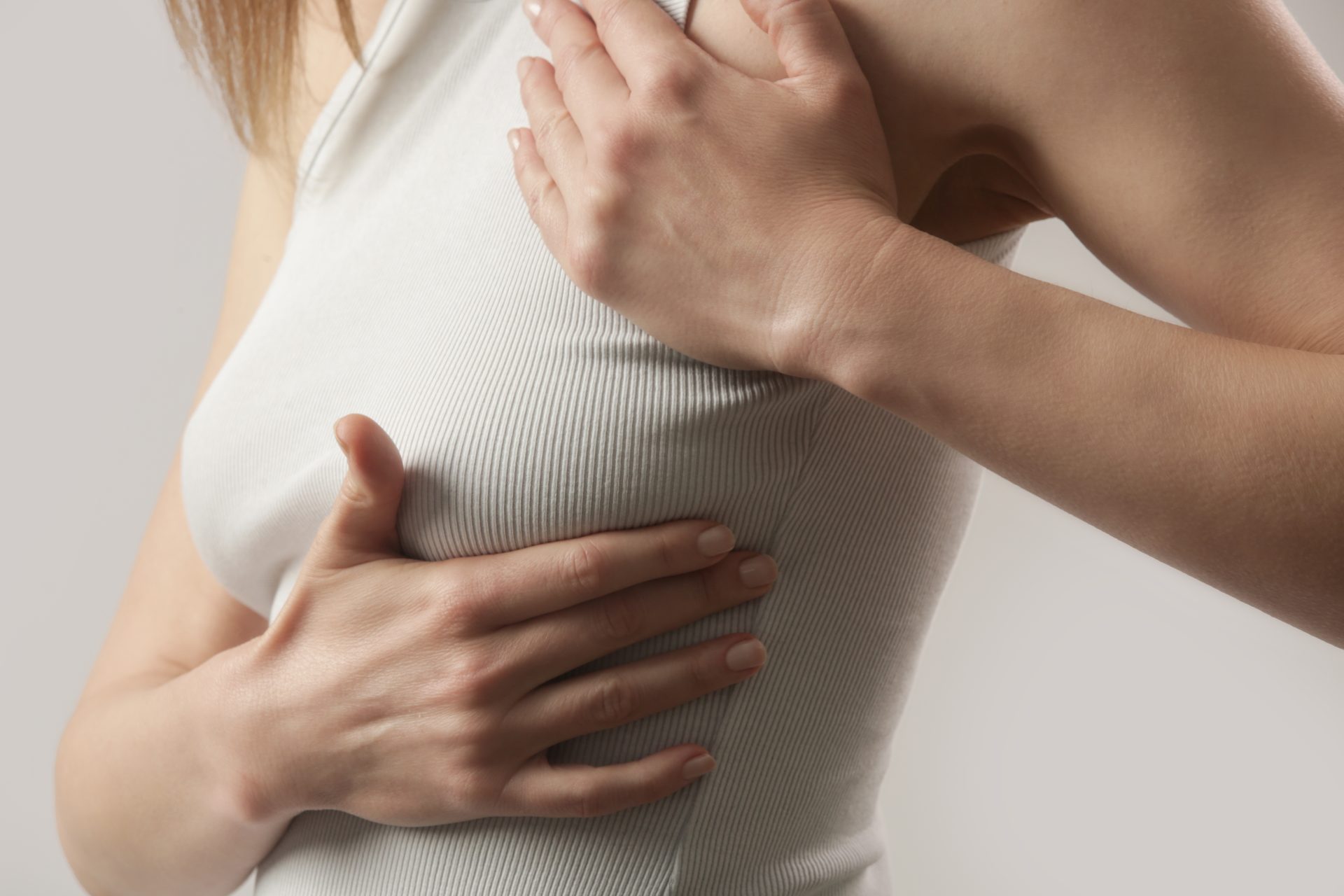 donna fa autopalpazione del seno