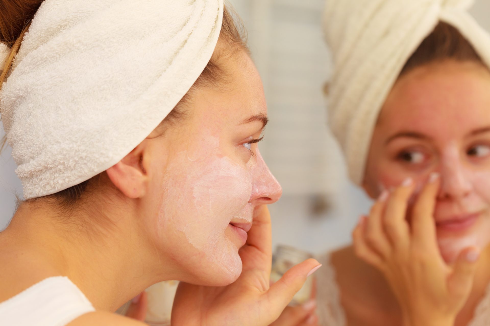 donna applica crema sul viso