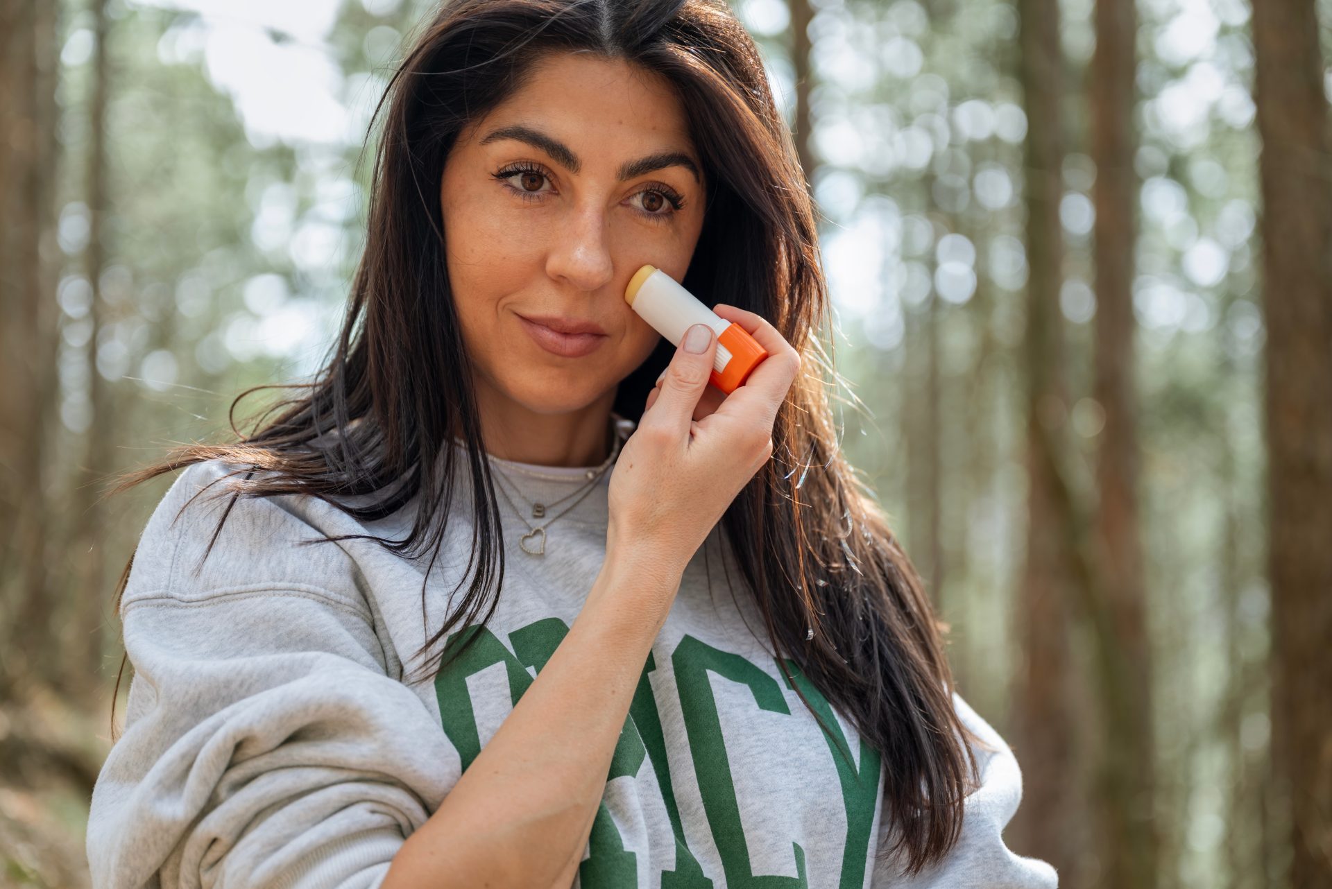 donna applica protezione solare in stick