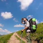 uomo con zaino fa trekking su sentiero