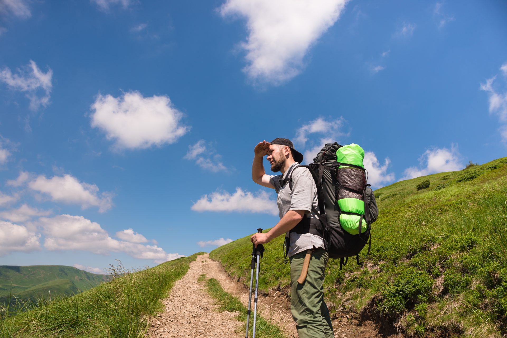 uomo con zaino fa trekking su sentiero
