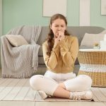 giovane donna tossisce