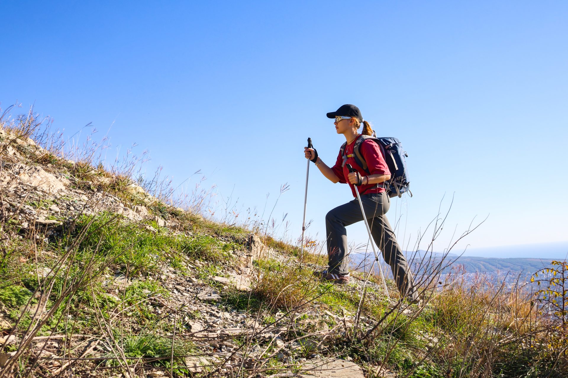 giovane donna fa trekking