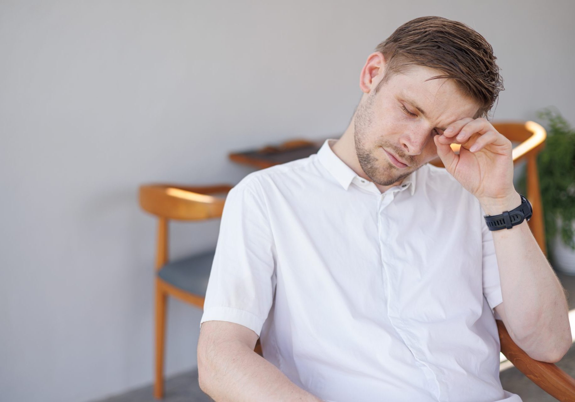 giovane uomo stressato