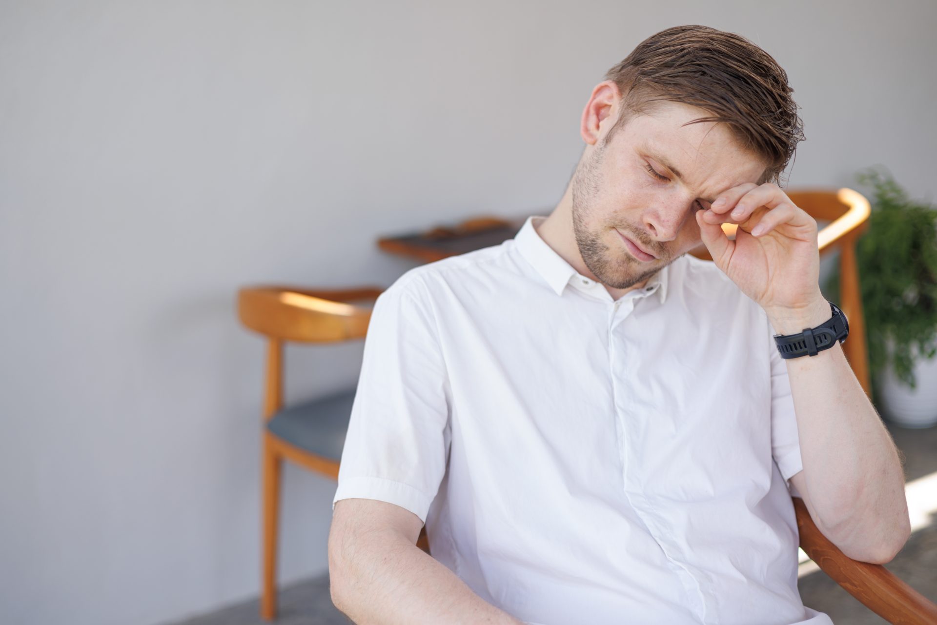 giovane uomo stressato