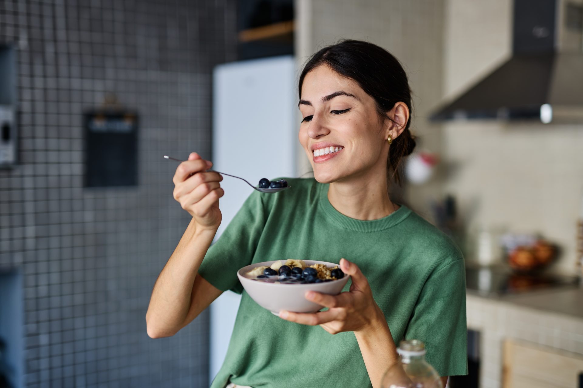 giovane donna mangia ciotola di porridge